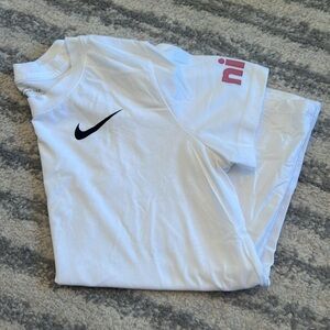 NWOT Women’s Nike T-Shirt, Medium